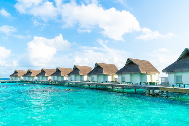 tropisches Malediven-Urlaubshotel und -insel mit Strand und Meer für Feiertagsferienkonzept