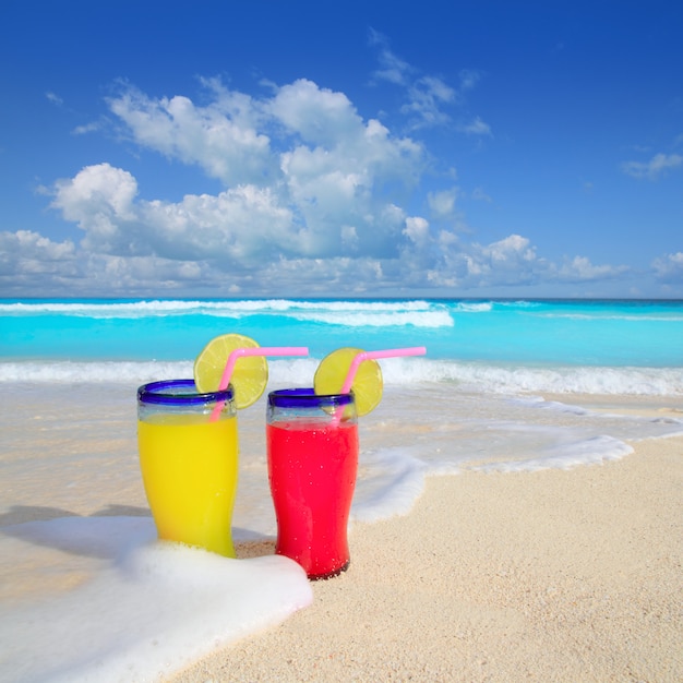 Tropisches Meer des gelben roten Wellenschaums der Strandcocktails