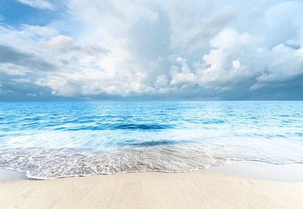 Tropisches Meer des leeren Strandes und schöner bewölkter Himmel