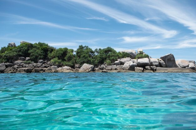 Tropisches Meer mit Felsenstapel und blauem Himmel