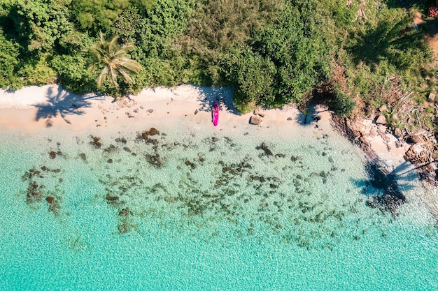 Tropisches Meer und Kanu am Strand im Sommer