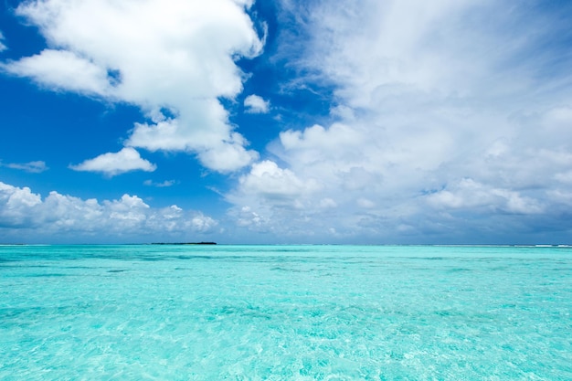 Tropisches Meer unter dem blauen Himmel Meereslandschaft