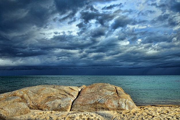 Tropisches Meer unter dem blauen Himmel