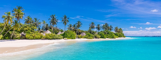 Tropisches Paradies, exotische Strandlandschaft. Erstaunliche Meereslagune entspannen sonnige Himmelspalmenküste