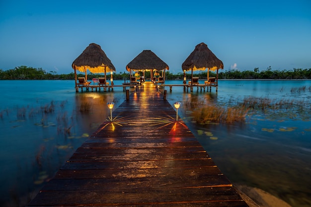 Foto tropisches resort in der lagune bei nacht