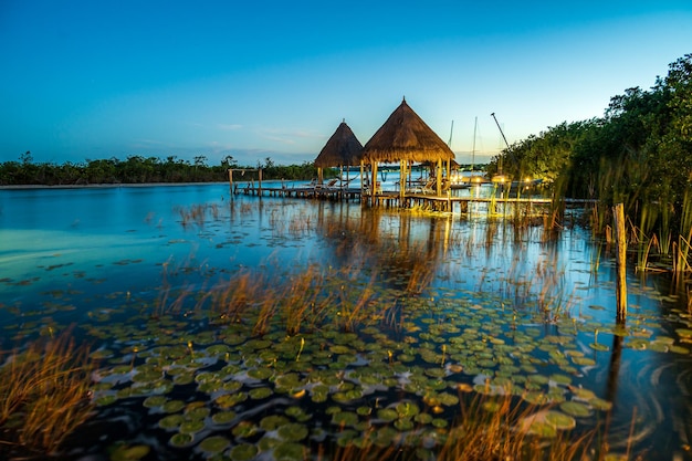 Tropisches Resort in der Lagune bei Nacht