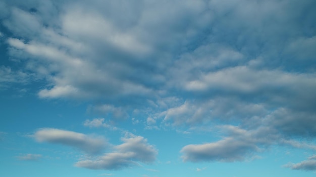 Foto tropisches sommer- oder frühlingssonnenlicht mit cumulus und cirrocumulus auf verschiedenen schichten wolken zwei