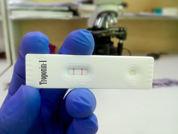 Foto troponin-i-schnelltest zur diagnose eines herzinfarkts