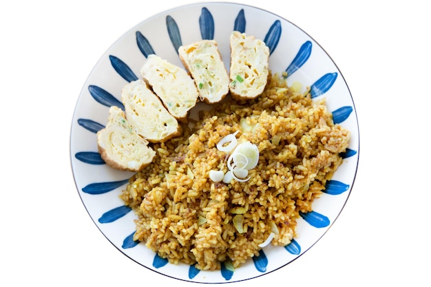 Troquelado de arroz frito al curry con estilo tailandés de huevo enrollado en blanco aislado.