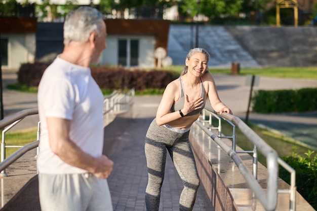 Trotar. Una pareja madura haciendo jogging por la mañana en el parque