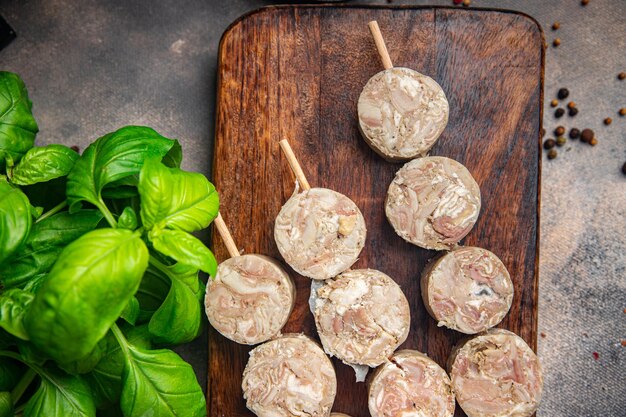 Troyes comida kebabs carne miudezas carne de porco fresco prato refeição saudável comida lanche dieta em cima da mesa