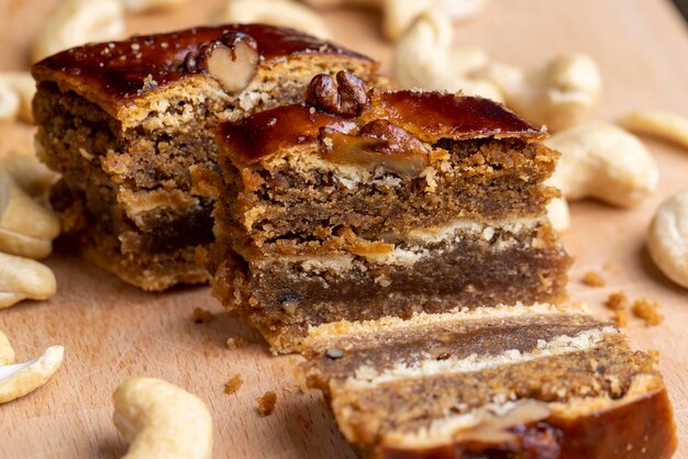 Un trozo de baklava fresco y suave