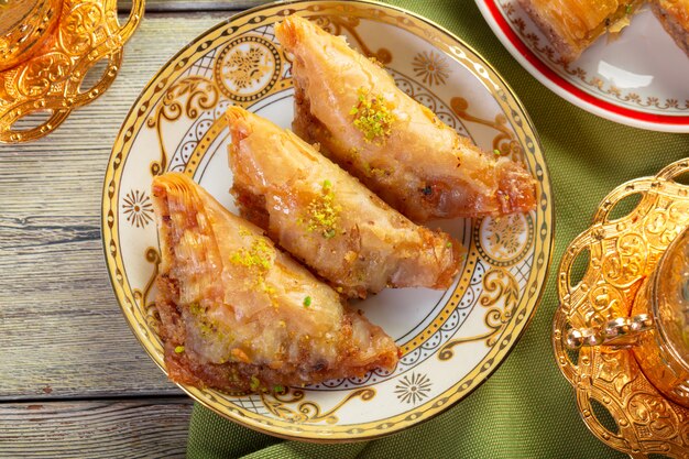 Un trozo de baklawa en un plato sobre una mesa