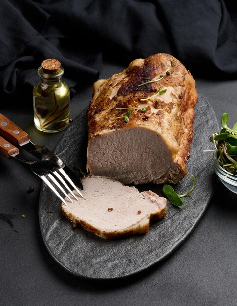 Trozo de balyk de cerdo al horno sobre la mesa con especias Solomillo cortado en trozos