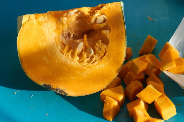 Trozo de calabaza naranja madura y calabaza en rodajas o