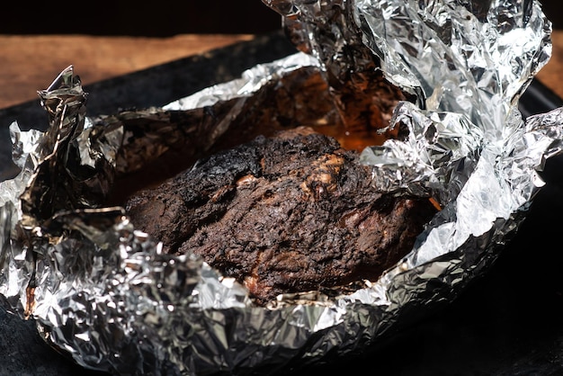 Un trozo de carne al horno en papel de aluminio Cocina casera