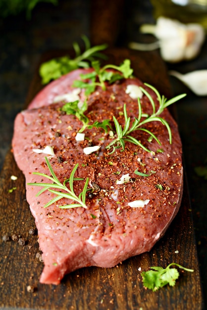 Trozo de carne cruda fresca con hierbas