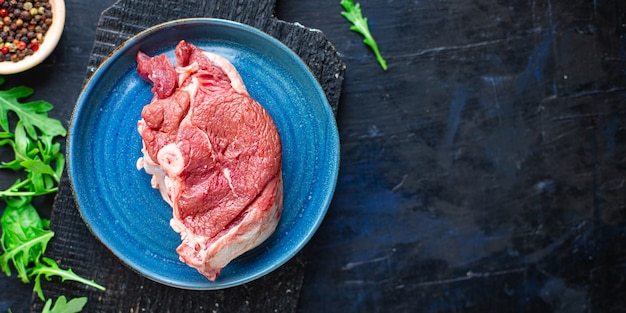 Trozo de carne cruda con hueso de ternera ossobuco, cordero o cerdo, abundante comida