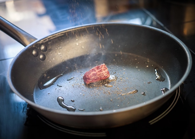 Trozo de carne frita en una sartén