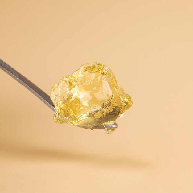 Un trozo de cera de cannabis concentrada con alto contenido de thc golden dab