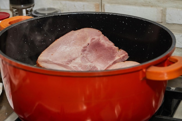 Trozo de cerdo ahumado en una olla para hacer chucrut alsaciano