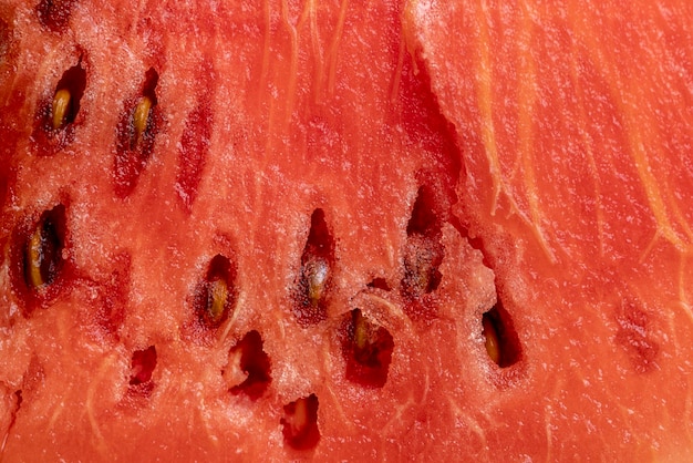Un trozo cortado de sandía roja madura con semillas