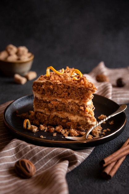 Un trozo de deliciosa tarta casera con nuez y canela