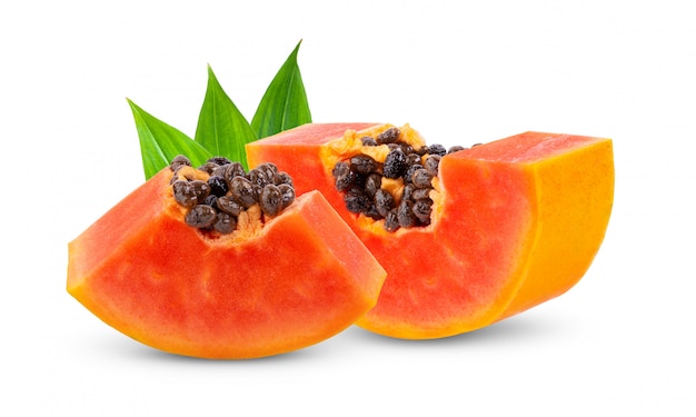 Trozo de fruta madura de papaya en la pared blanca