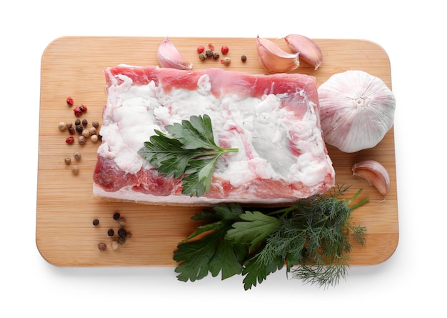 Trozo de grasa de cerdo servido con diferentes ingredientes aislados en la vista superior blanca