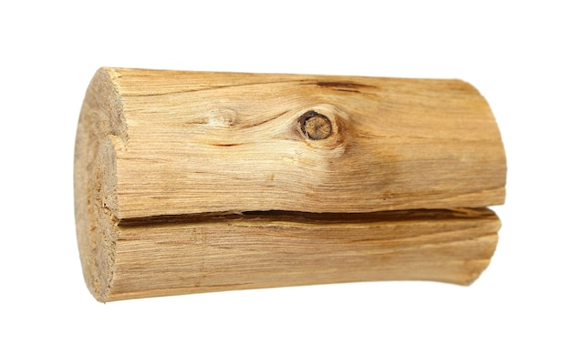 Un trozo de madera aislado sobre fondo blanco.