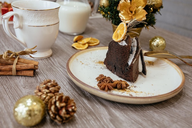 Trozo de muffin de chocolate espolvoreado con azúcar en polvo sobre una mesa de madera clara con té Comida casera natural saludable