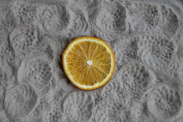 Un trozo de naranja con la palabra naranja en él