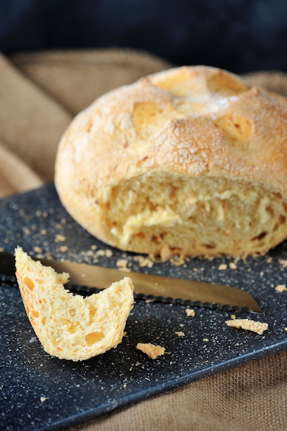 Trozo de pan blanco de maíz cortado de una hogaza