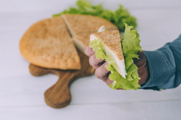 Un trozo de pan en la mano de un chico contra un espacio de tortillas.