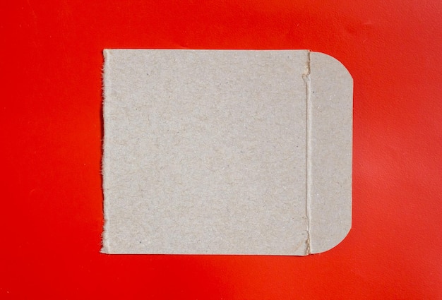 Un trozo de papel cuadrado con un papel marrón que dice "papel".