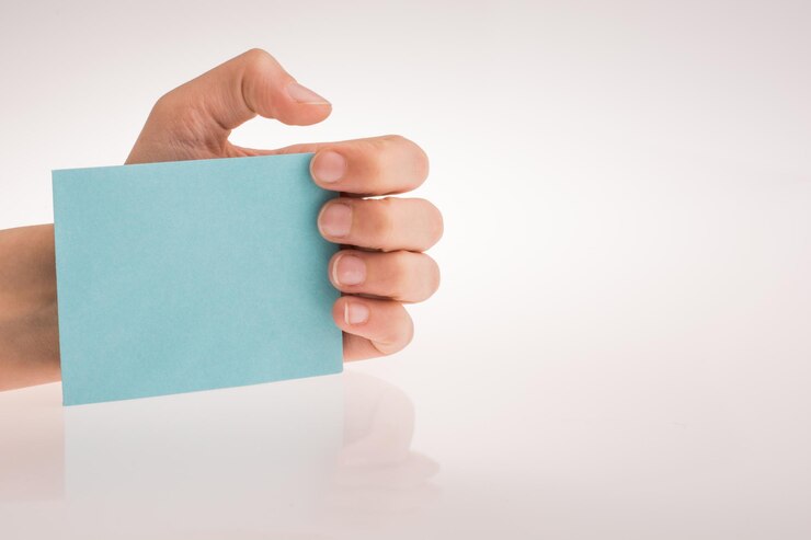 Foto trozo de papel en la mano