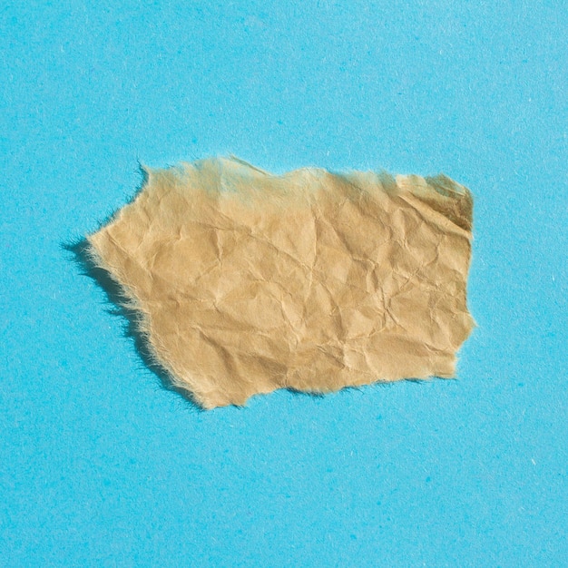 Un trozo de papel rasgado con un fondo azul.