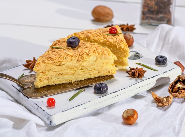 Un trozo de pastel al horno de Napoleón con una crema.