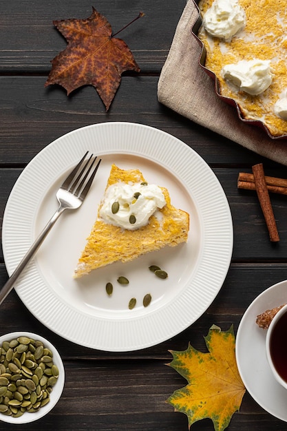 Un trozo de pastel de calabaza casero y una taza de té