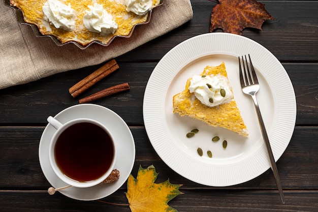 Un trozo de pastel de calabaza casero y una taza de té