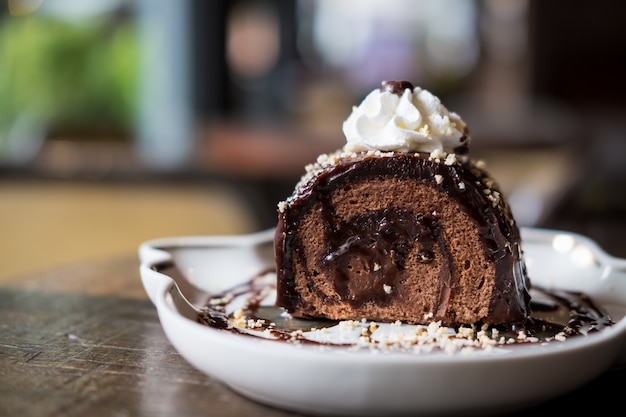 Un trozo de pastel de chocolate