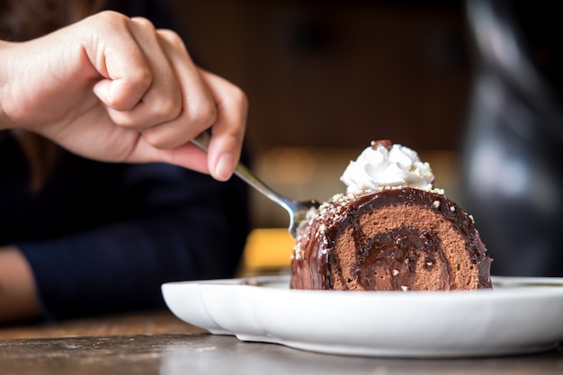 Foto un trozo de pastel de chocolate