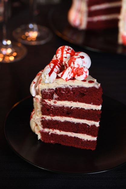 Un trozo de pastel espeluznante de terciopelo rojo decorado con huesos de merengue y empapado en sangre