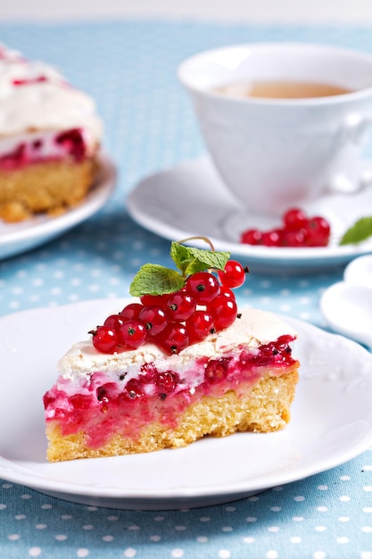 Un trozo de pastel de merengue de grosella roja