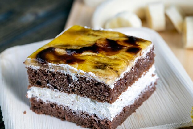 Un trozo de pastel de plátano y plátanos frescos en rodajas