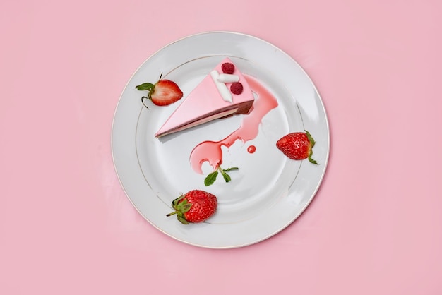 Un trozo de pastel en un plato con fresas