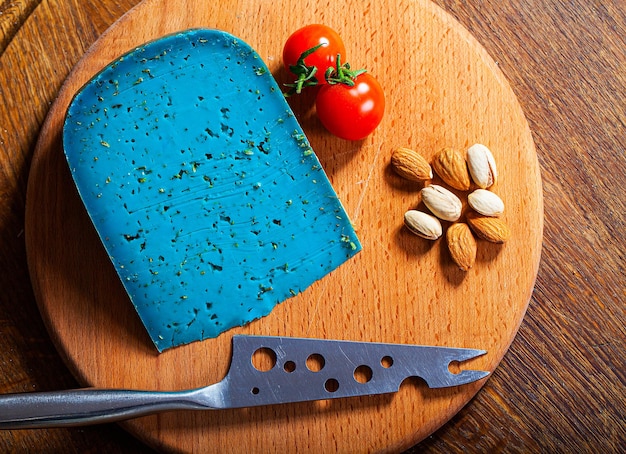 Trozo de queso azul sobre fondo de madera.