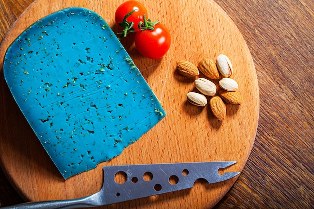 Trozo de queso azul sobre mesa de madera