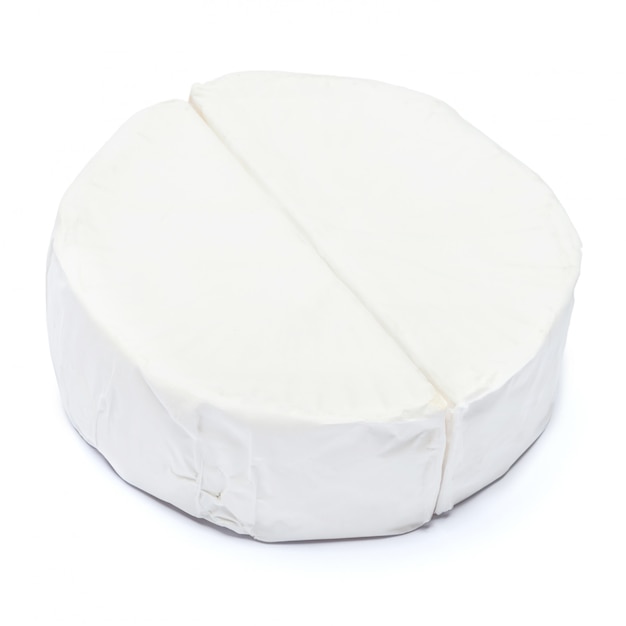 Trozo de queso brie o camambert en un espacio en blanco