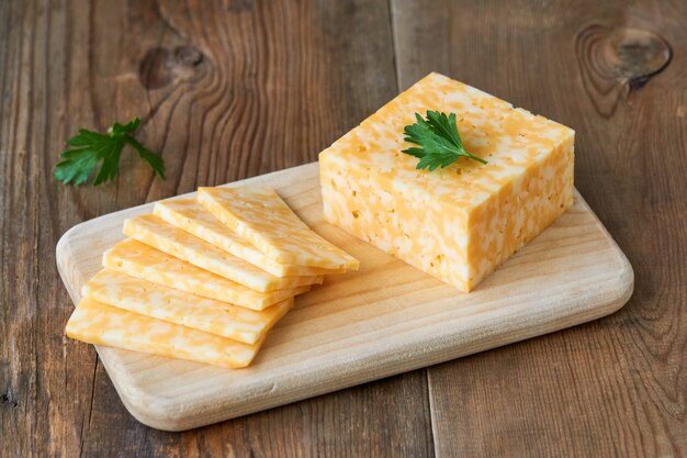 Trozo de queso de mármol en una tabla de madera